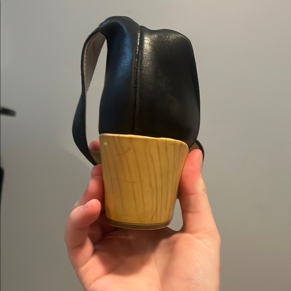 Dr. Scholl's Black and Tan Sandals with Wedge Heel - Picture 2 of 8